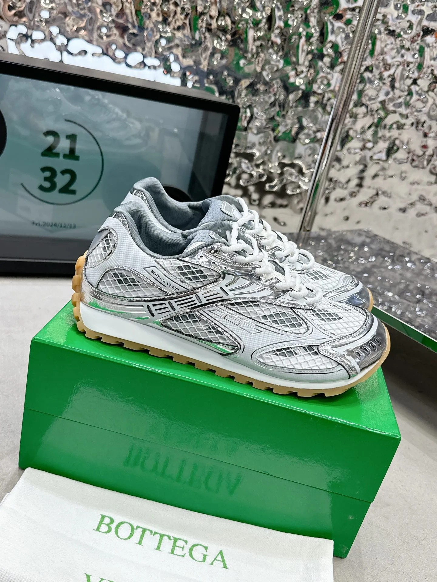 👟👟Ex-factory price 560👟👟 Men ➕20 💰𝐁𝐨𝐭𝐭𝐞𝐠𝐚 𝐕𝐞𝐧𝐞𝐭𝐚 Bodie Home Couple Style 👫BV Sports Shoes Wang Yibo Same Style Casual shoes for couples and dad shoes! Runner sneakers! Original purchase and development! Made of original lightweight technical mesh fabric, the same as the original version! The process is complicated! Paired with a geometric pattern designed rubber outsole, the higher version of the Wang Zha series is actually much taller, but the legs still look slim. Very nice. Durable and durable to play with, standard and version-matching shoe-packing technology. Look for high-end versions. The original outsole is exclusively molded, and the color-blocked TPU outsole is used. The material and weight are the same as the original! Size: Women’s size 35-41 (40 and 41 customized, non-refundable) Men’s size 39-45 (45 customized, non-refundable)